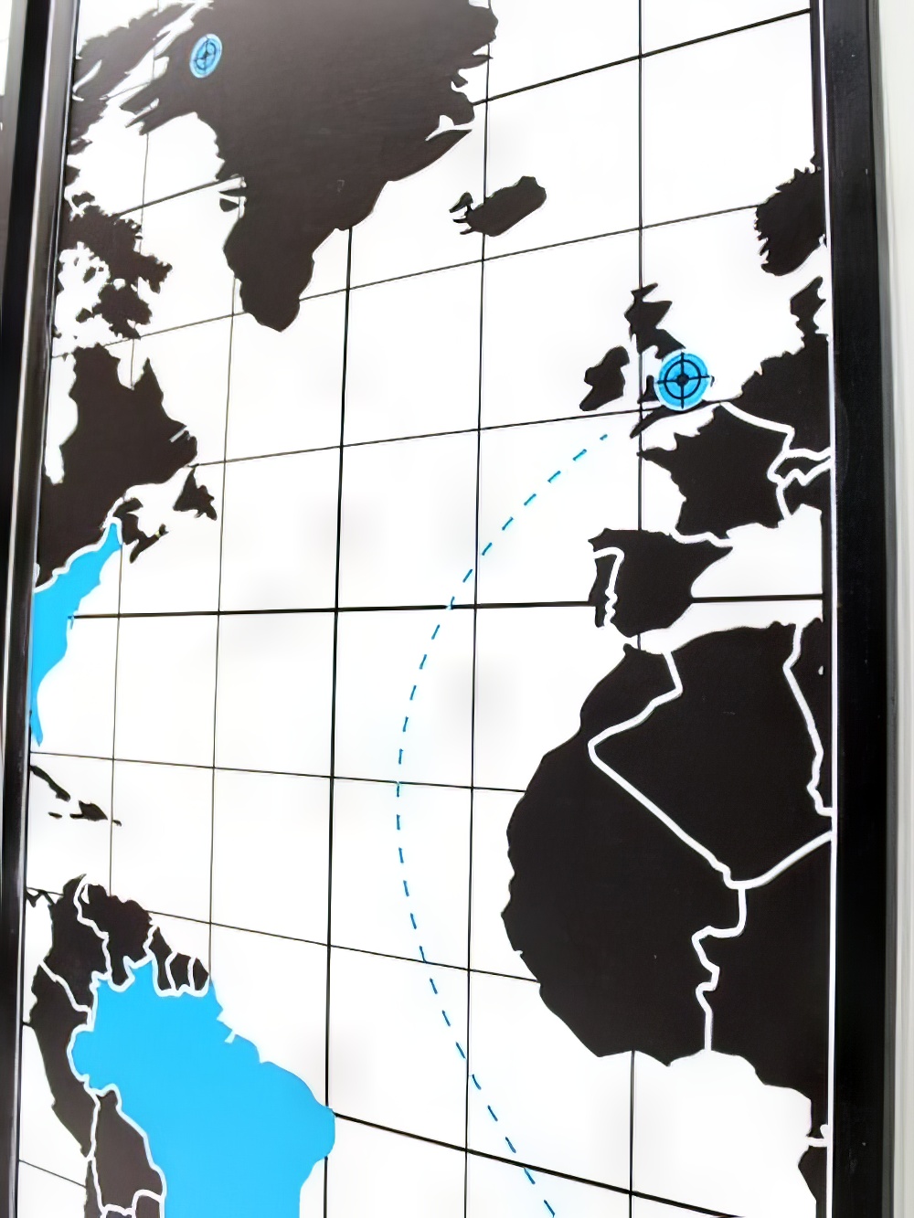 LE59_bond_illuminating_themed_map_event_prop_hire_2_optimised.jpg