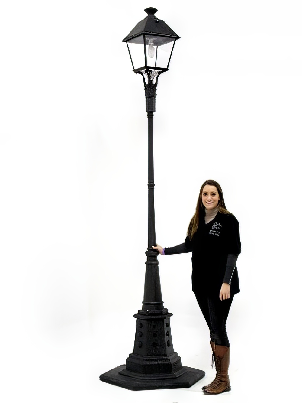 LE60_giant_lampost_narnia_2_street_lamp_event_prop_hire_optimised.jpg
