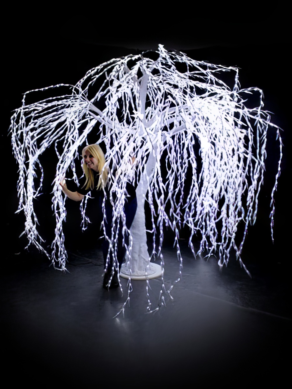 SCN223_Giant_LED_Willow_Tree_event_prop_hire_0028_DD268_high_res_optimised.jpg
