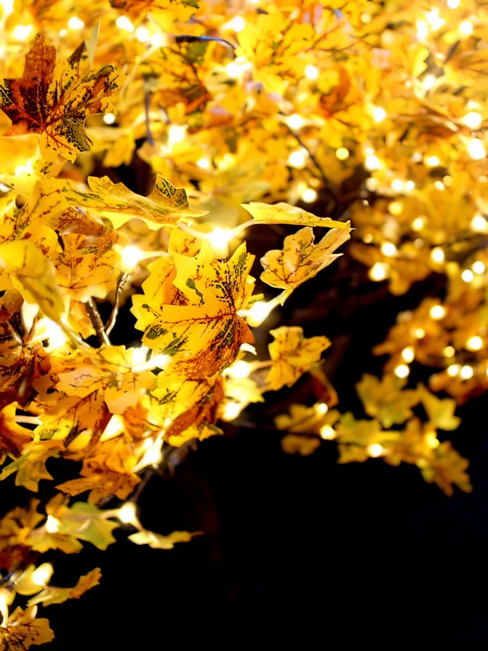 SCN224_Giant_LED_Maple_Leaf_Tree_event_prop_hire_0016_DD410_optimised.jpg