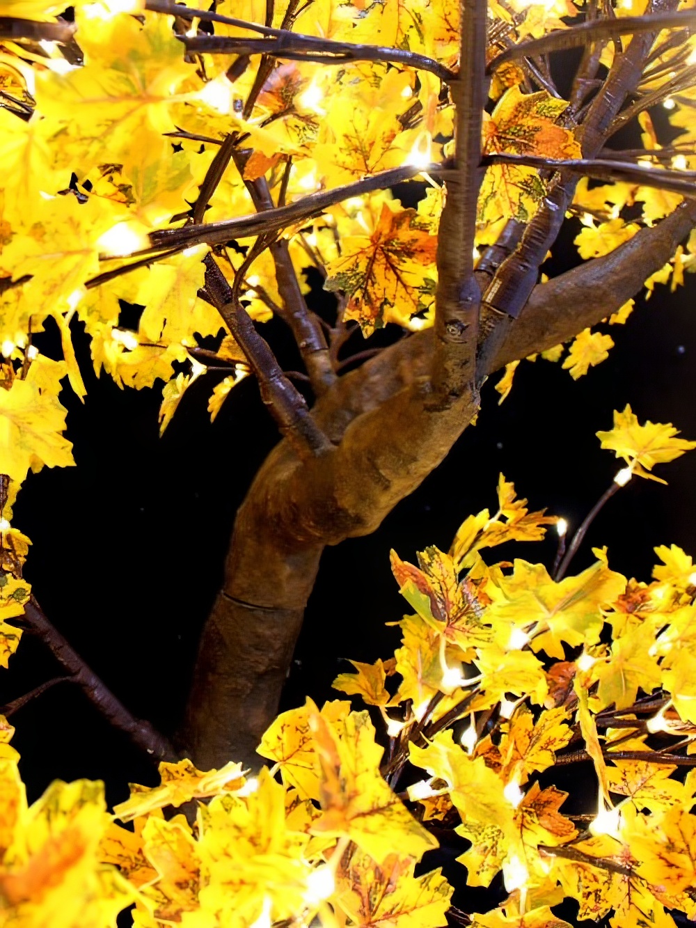 SCN225_Large_LED_Maple_Leaf_Tree_event_prop_hire_0005_DD424_optimised.jpg