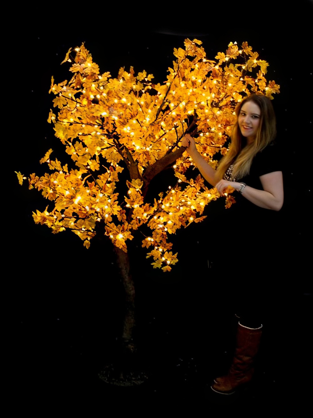 SCN225_Large_LED_Maple_Leaf_Tree_event_prop_hire_0007_DD426_optimised.jpg