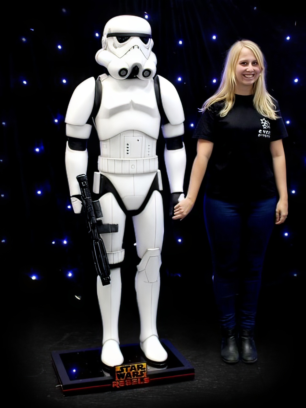 SN1416_Stormtrooper_3D_Figure_-_gun_lowered_event_prop_hire_0035_DD266_high_res_optimised.jpg