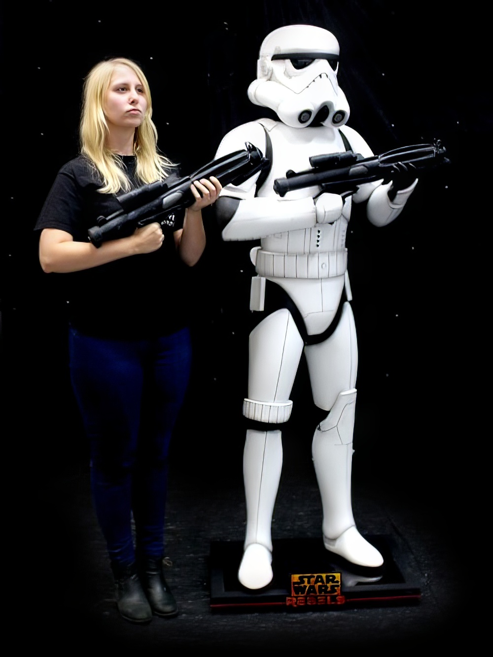 SN1417_Stormtrooper_3D_Figure_-_gun_raised_event_prop_hire_0033_DD267_high_res_optimised.jpg