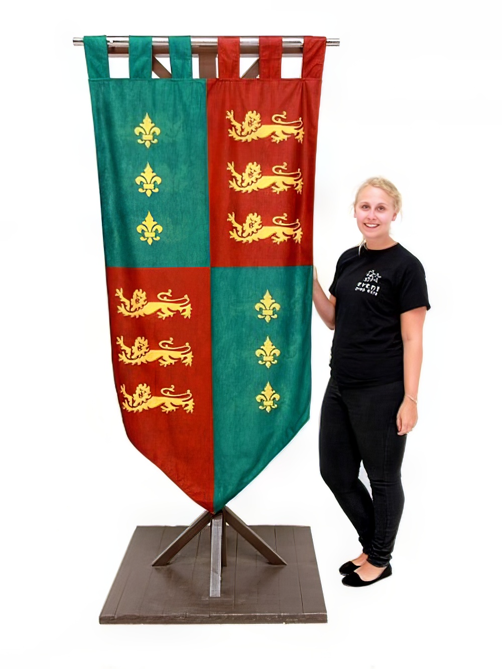 SN3397_Freestanding_Medieval_Banner_1_24mevent_prop_hire_LG_1342_copy