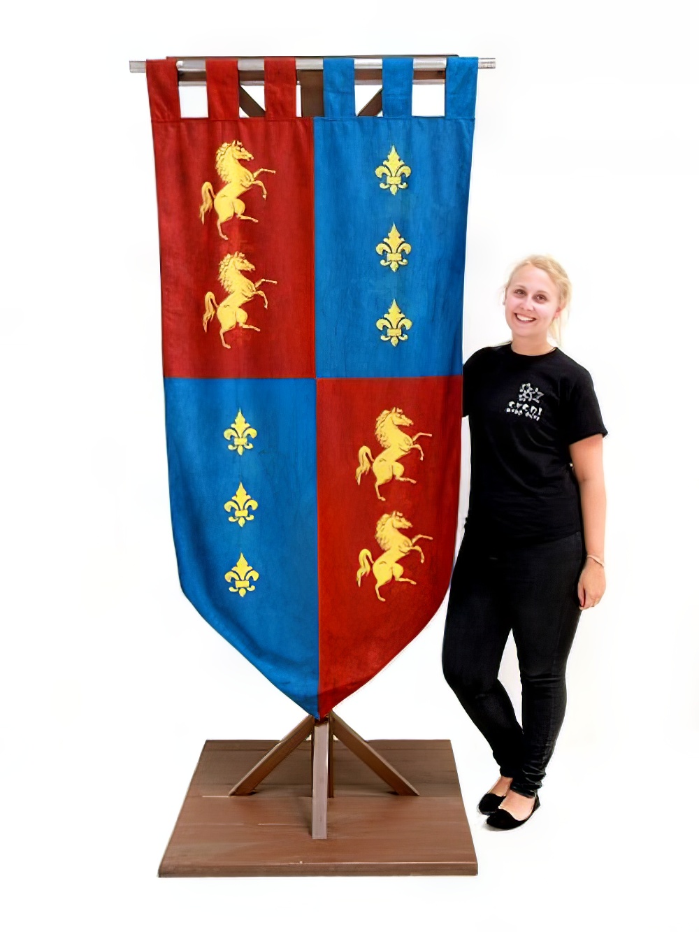 SN3399_Freestanding_Medieval_Banner_3_24mevent_prop_hire_LG_1341_copy