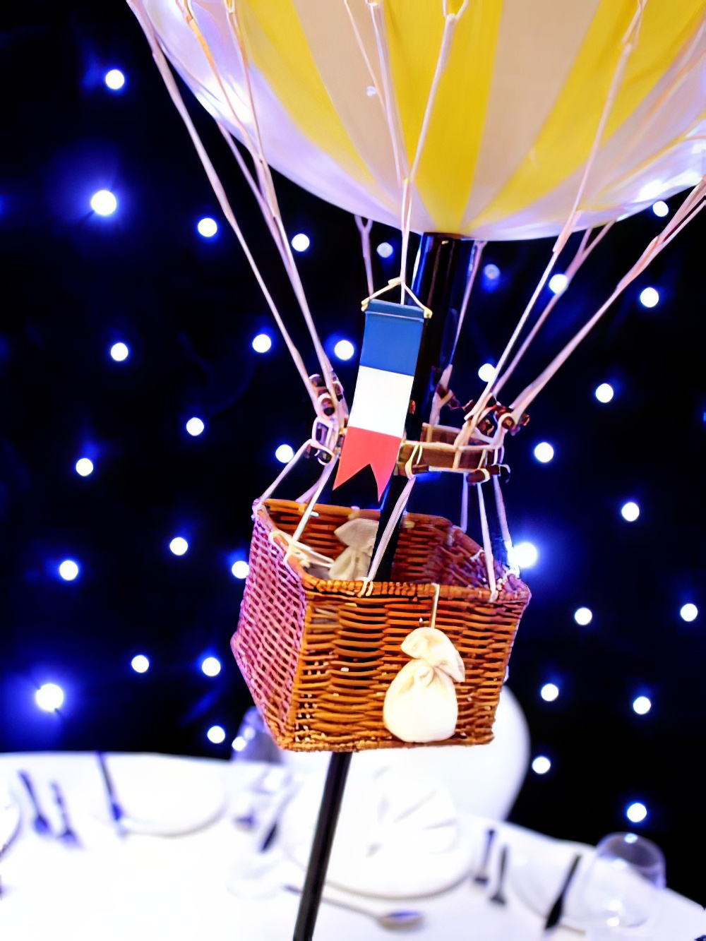 TBL104_Vintage_Hot_Air_Balloon_Table_Centreevent_prop_hire_117_Optimised