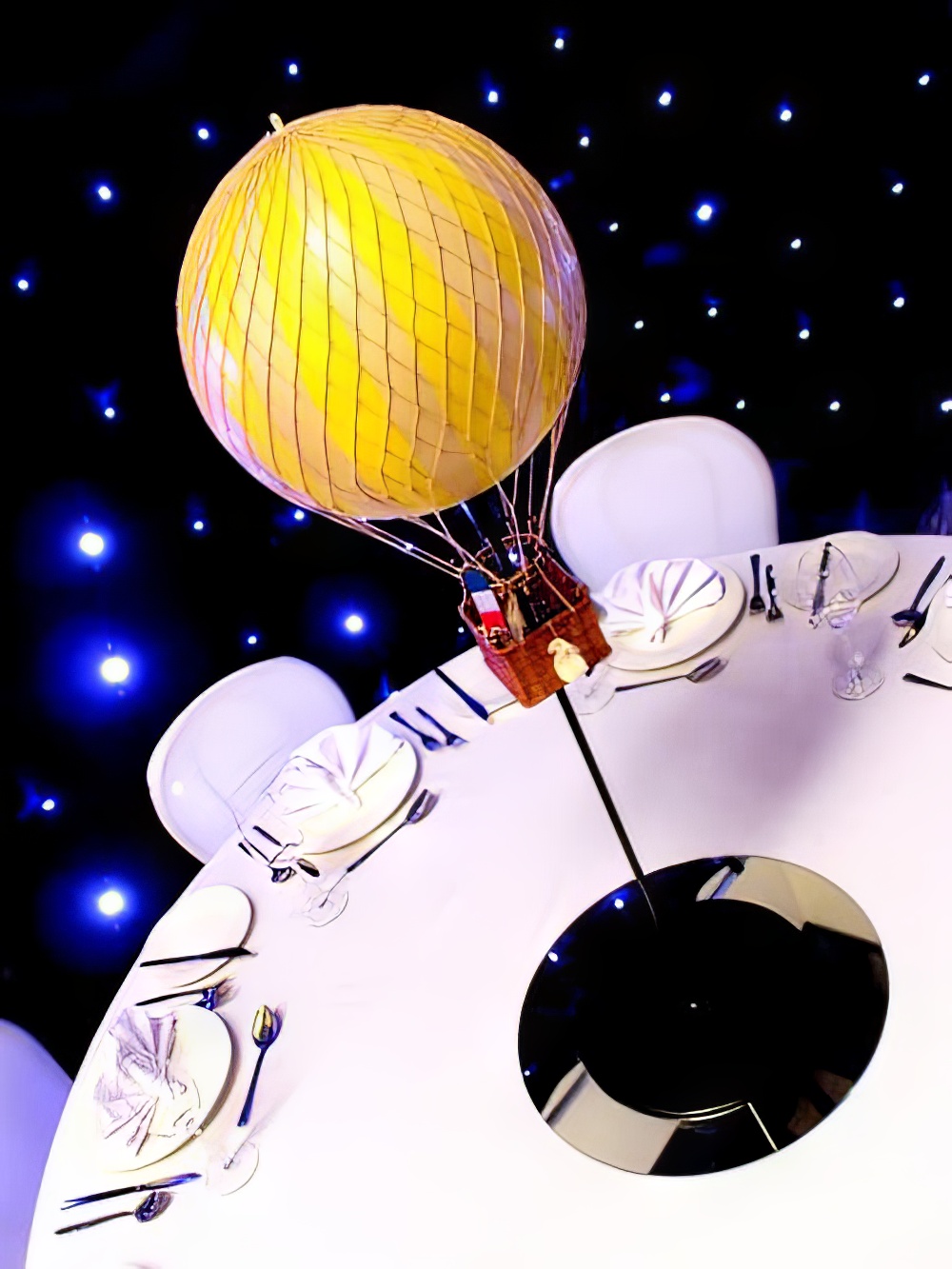 TBL104_Vintage_Hot_Air_Balloon_Table_Centreevent_prop_hire_119_Optimised