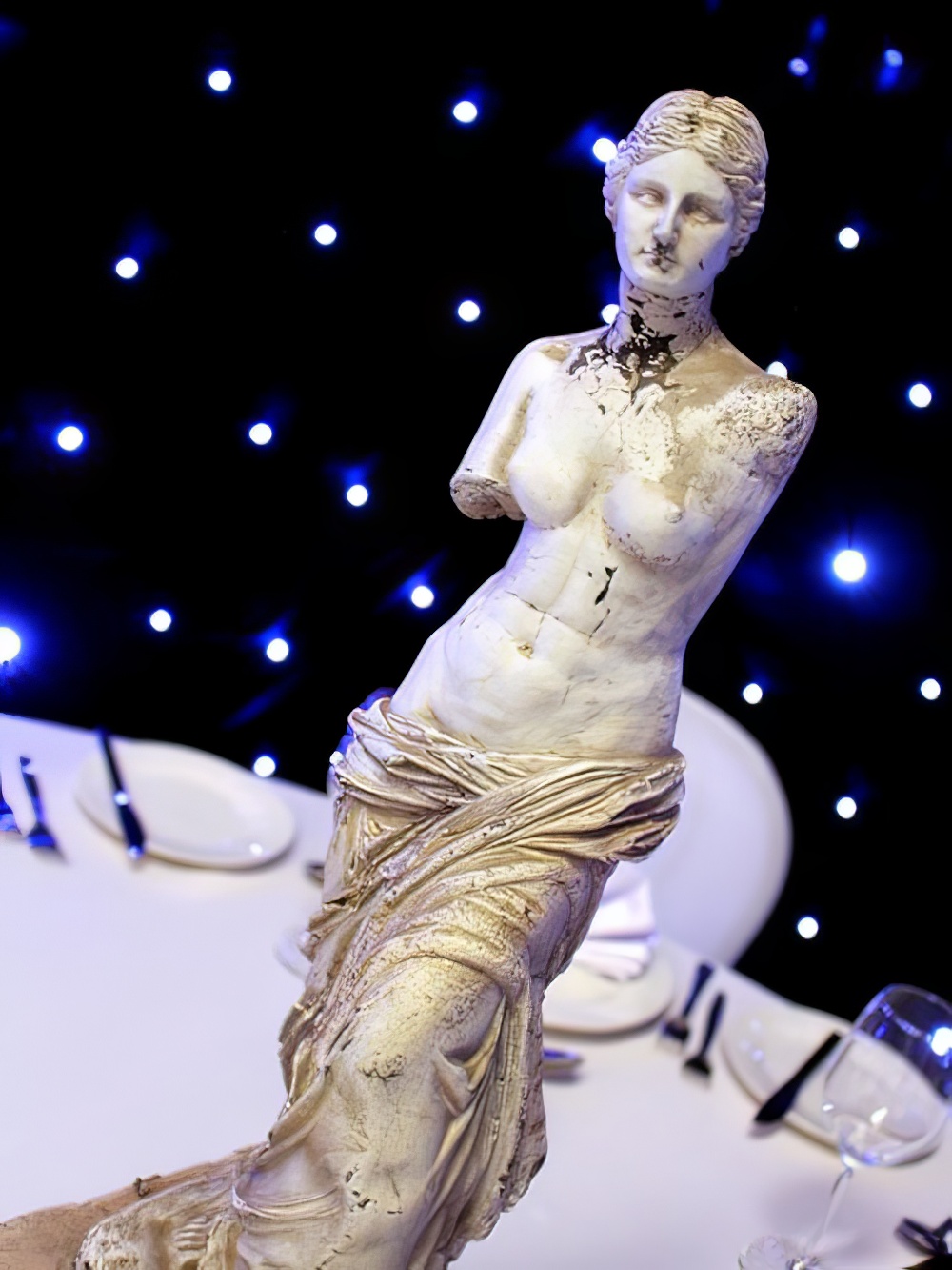 TBL23_Venus_De_Milo_Classical_Table_Centreevent_prop_hire_192_Optimised