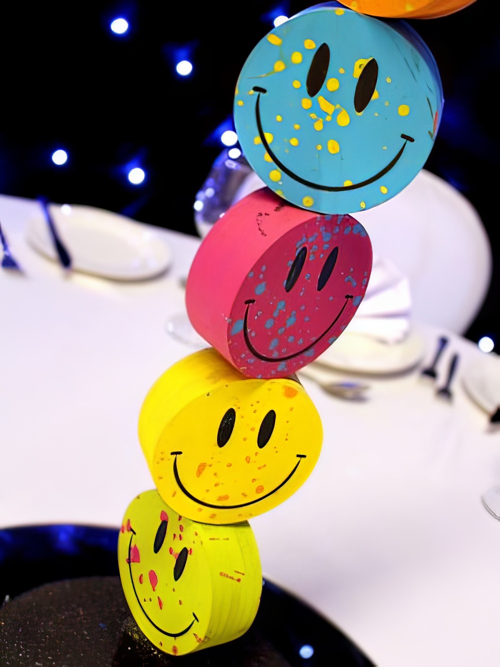 TBL54_Smiley_Acid_Face_90s_00s_Table_Centreevent_prop_hire_127_Optimised