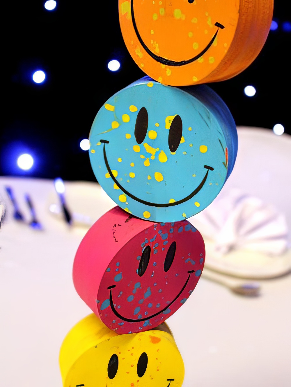 TBL54_Smiley_Acid_Face_90s_00s_Table_Centreevent_prop_hire_129_Optimised