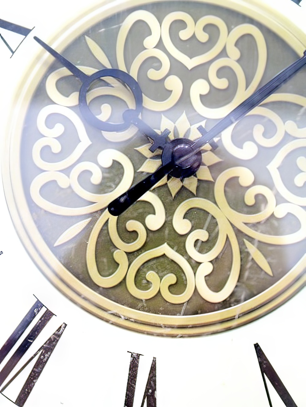 VIN002small_gold_wall_clock_with_bird_detail_3_event_prop_hire_optimised