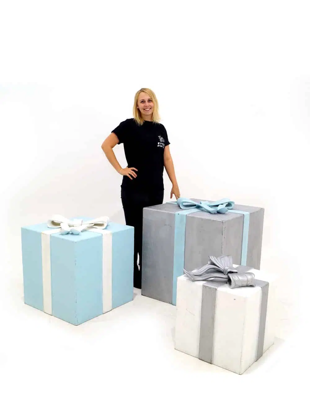 WWD63 Giant Christmas Present 3 Set _event_prop_hire_065