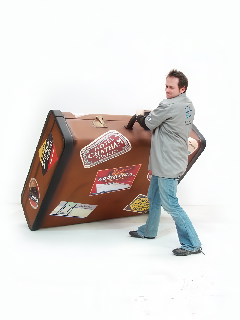 giant_vintage_travel_suitcase_01