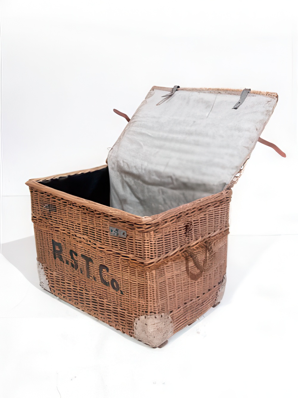 vintage_wicker_travel_case_01