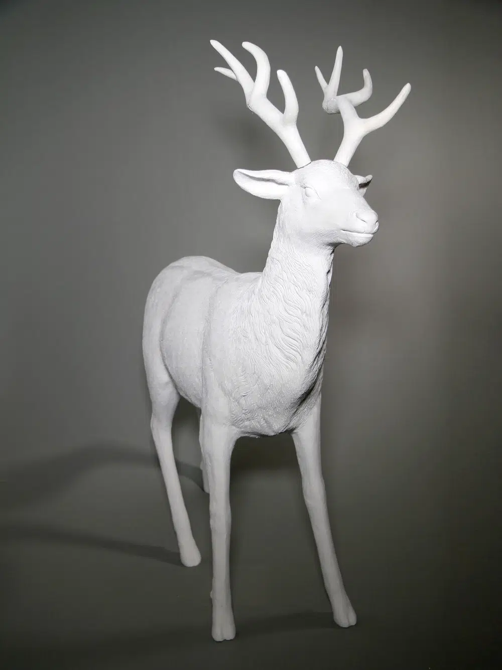 SN4678 White Standing Reindeer _event_prop_hire_001