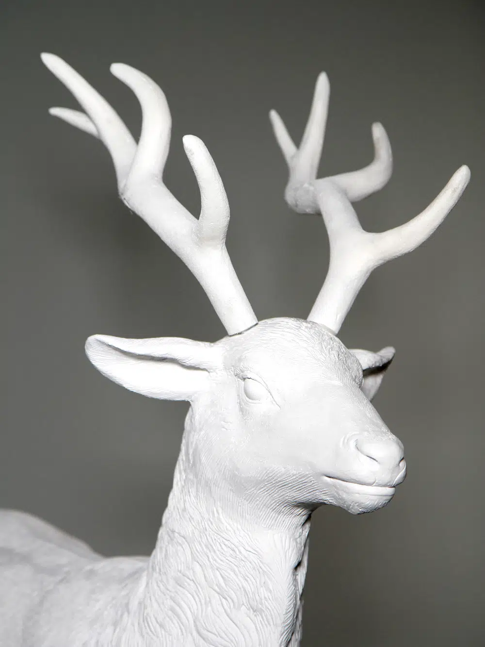 SN4678 White Standing Reindeer _event_prop_hire_002