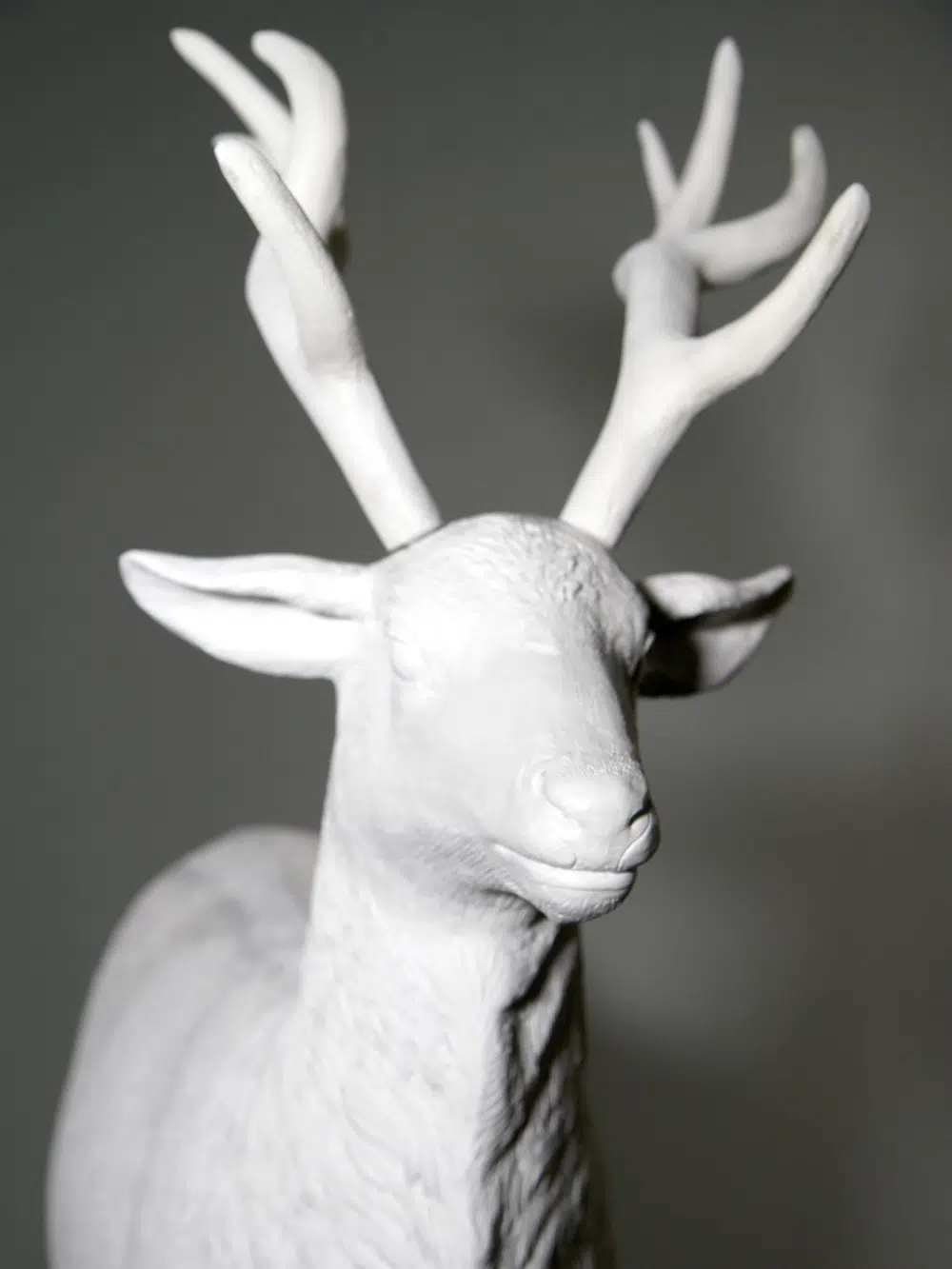 SN4678 White Standing Reindeer _event_prop_hire_003