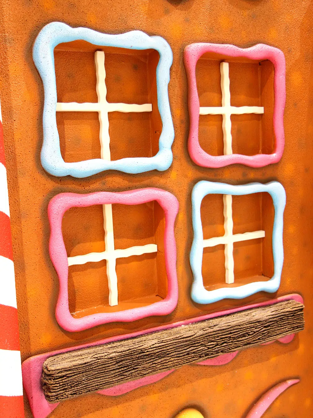 SN4434 Gingerbread House Front _event_prop_hire_013