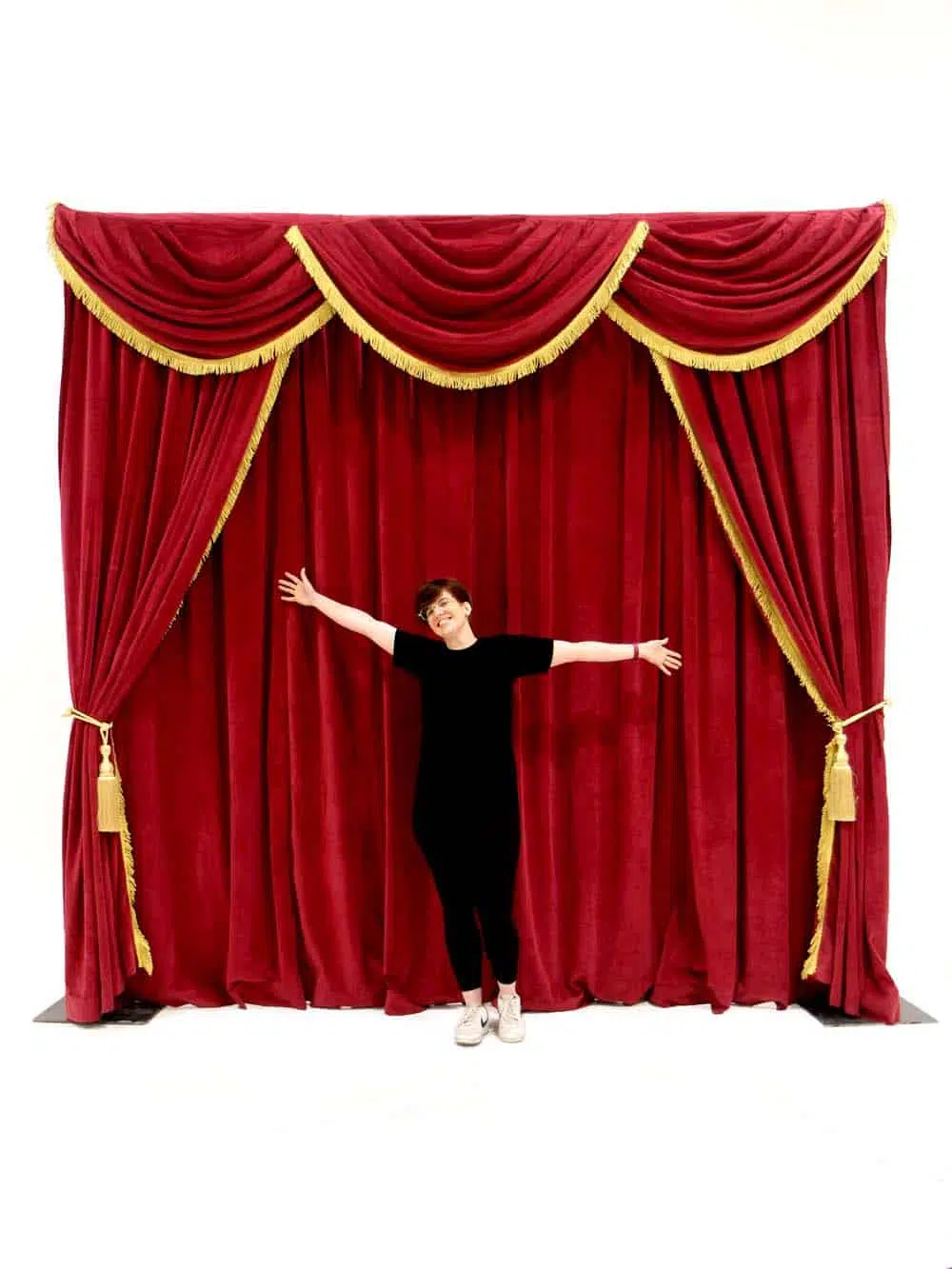 SN9060_Red Velvet Drapes_event_prop_hire_EPH_Creative_274_optimised